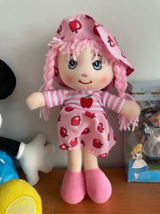 Muñeca de trapo rosa con estampado de manzanas