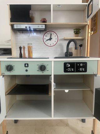 Cocinita de madera con accesorios y cafeteria