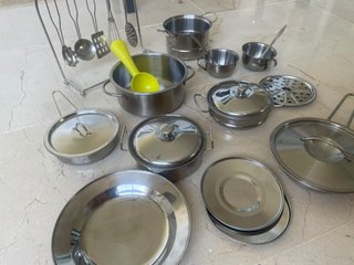 Cocinita de madera con accesorios y cafeteria