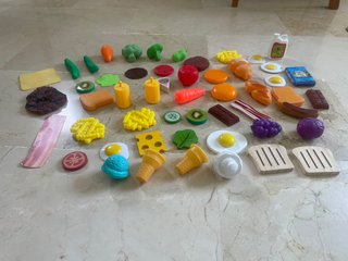 Cocinita de madera con accesorios y cafeteria