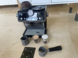 Cocinita de madera con accesorios y cafeteria