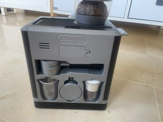 Cocinita de madera con accesorios y cafeteria