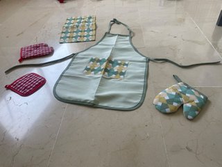 Cocinita de madera con accesorios y cafeteria