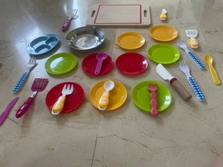 Cocinita de madera con accesorios y cafeteria