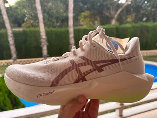 Asics Novablast 6 Beige/Verde