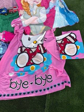 Lote de mantas, juguetes y peluches infantiles