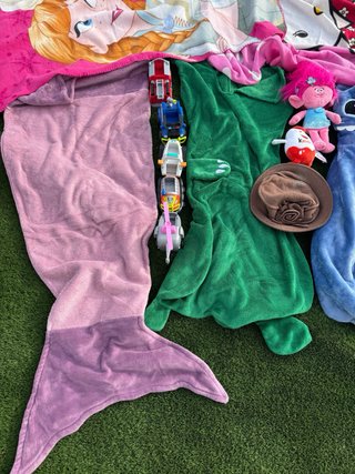 Lote de mantas, juguetes y peluches infantiles