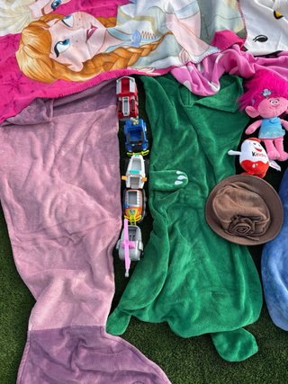 Lote de mantas, juguetes y peluches infantiles