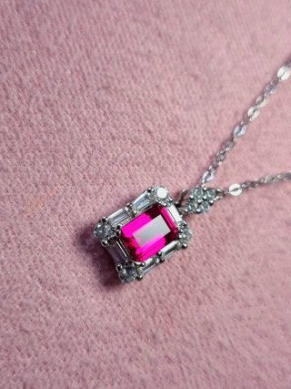 Collar con Colgante de plata con Rubí sintético.