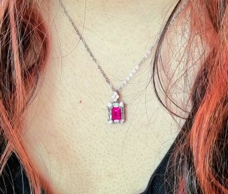 Collar con Colgante de plata con Rubí sintético.