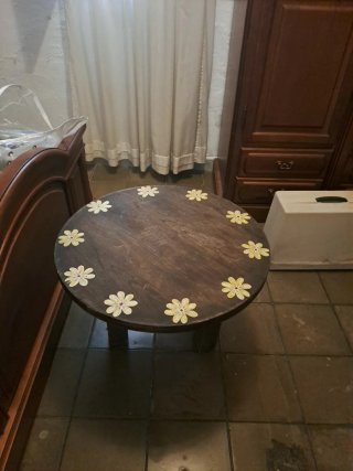 Mesa Redonda de Madera con Flores