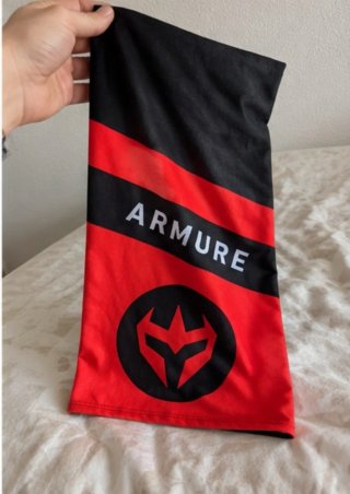 Braga de cuello Armure para moto negra y roja