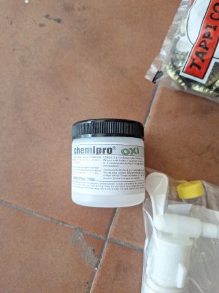 Material de un kit para elaborar  cerveza casera
