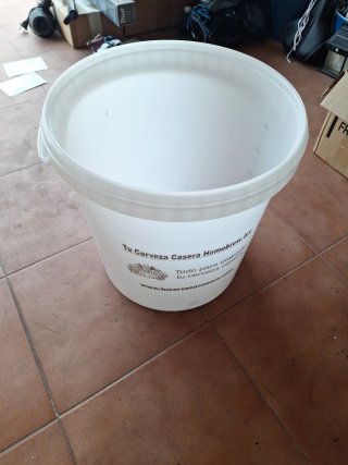 Material de un kit para elaborar  cerveza casera