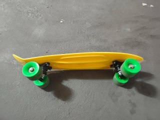 Skateboard tipo Penny amarillo regalo escupeta
