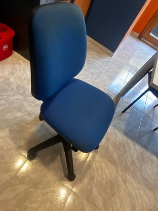 Silla de despacho azul con ruedas