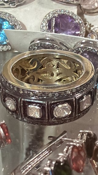 Anillo de plata puntas y laminas de diamantes.