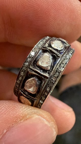 Anillo de plata puntas y laminas de diamantes.