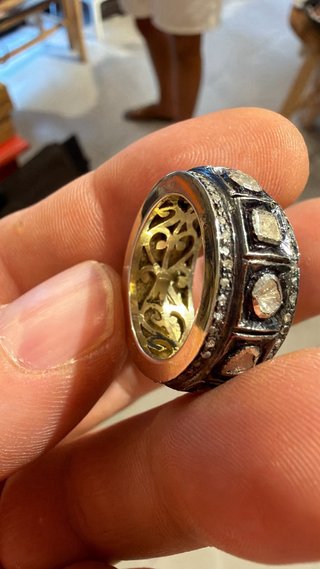 Anillo de plata puntas y laminas de diamantes.