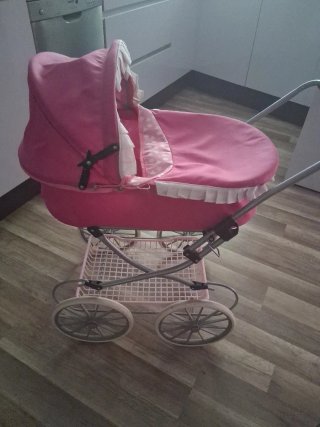 Armario, cuna y carrito de juguete