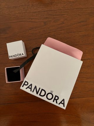 Bolsa y caja Pandora rosa y blanca