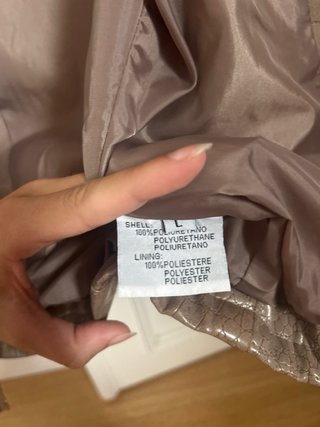 Chaqueta efecto piel marrón, no da mucha talla