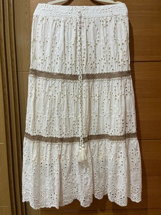 Falda larga blanca con detalles bordados