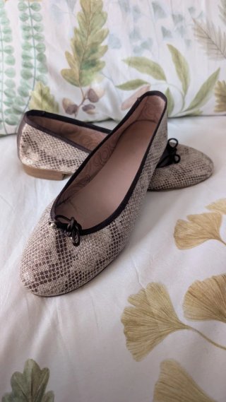 Bailarinas estampadas beige y marrón
