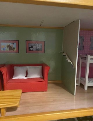 Casa de muñecas Imaginarium. Está desmontada.