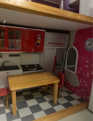 Casa de muñecas Imaginarium. Está desmontada.
