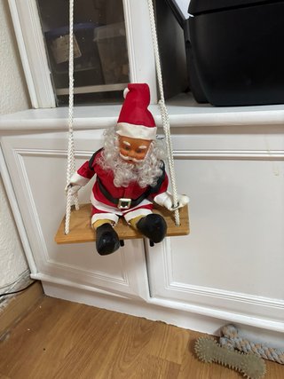 Figura de Papá Noel en Columpio
