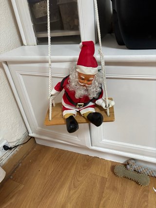 Figura de Papá Noel en Columpio