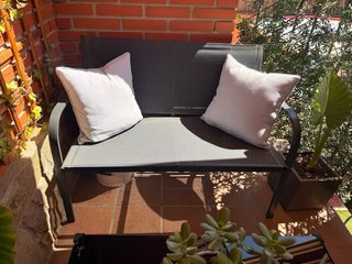Sofá de jardín con mesa en perfecto estado + cojin