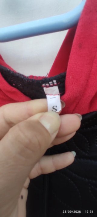 Chaqueta con capucha negra y roja