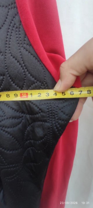 Chaqueta con capucha negra y roja