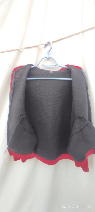 Chaqueta con capucha negra y roja