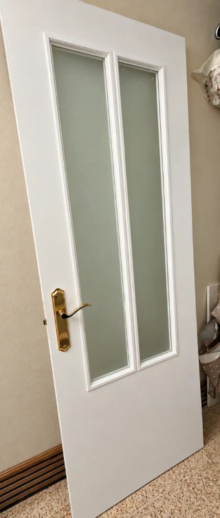 Puerta blanca cristal y manilla dorada