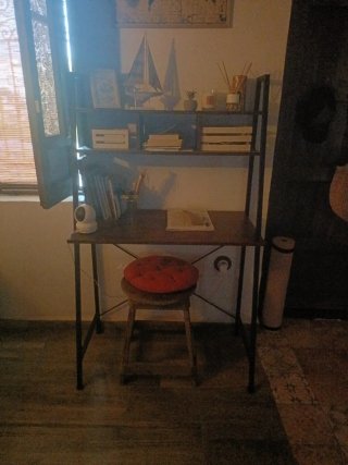 Escritorio de madera y metal