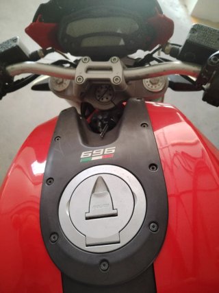 Ducati Monster 696 Roja