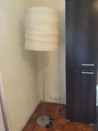 Lámpara de pie con pantalla de tela