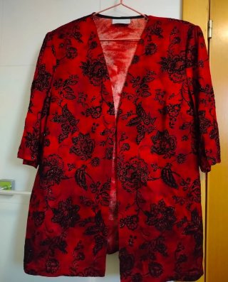 Blusa roja con estampado floral negro