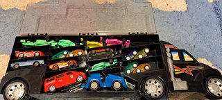 Camión Transportador con Coches de Juguete