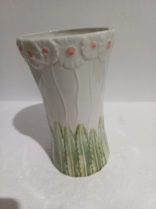 Jarrón de cerámica con relieve floral