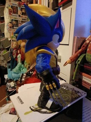 Figura 3D Sonic caracterizado como Lobezno