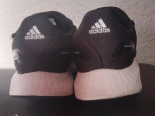 Zapatillas Adidas Negras y Blancas