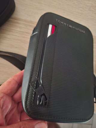 Bolso Bandolera Tommy Hilfiger Negro, costó 110...