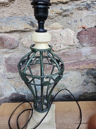 Lámpara de mesa metálica