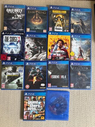 PlayStation 4 con 3 mandos y juegos