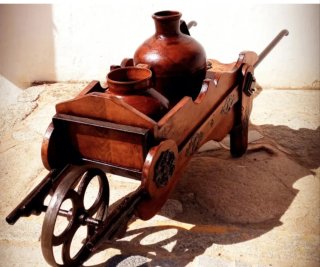Carretilla Antigua de Madera con Dos Botijos