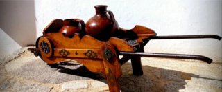 Carretilla Antigua de Madera con Dos Botijos
